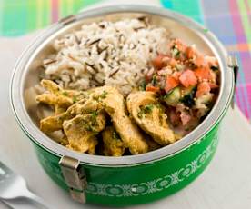 Frango com arroz selvagem e salada de pepino e tomate