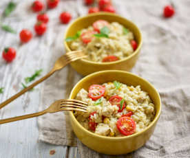 Orzo com frango, milho e tomate-cereja