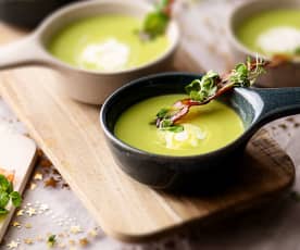 Soupe aux pois avec crème fraîche et jambon croustillant