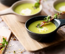 Soupe aux petits pois avec crème fraîche et jambon croustillant