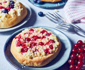 Streuseltaler mit Johannisbeer-Quark-Füllung