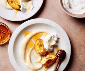 Nectarinas con crema pastelera y nata