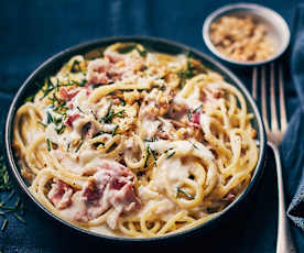 One pot pasta pancetta, crème, noix, ciboulette