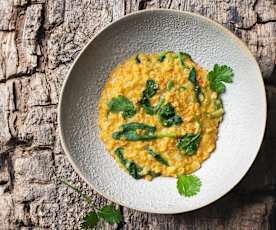 Dahl de lentilles corail, épinards et oignons verts