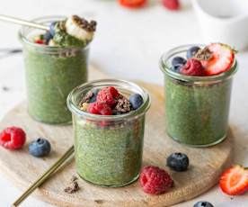 Pudding chia z matchą i owocami