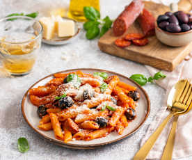 Makaron w sosie pomidorowym z chorizo i oliwkami