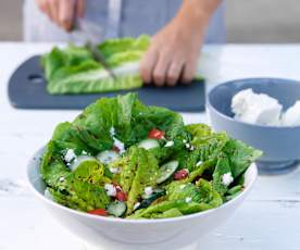 Salada de quinoa em folhas de alface