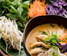 Khao poon (Sopa picante con fideos de arroz, pollo y verduras) - Laos