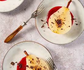 Pere al vapore con salsa di lamponi e cioccolato fondente