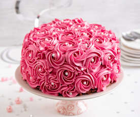 Różowy tort z kremem malinowym