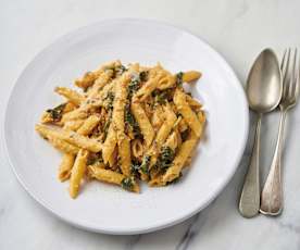 Penne com molho de tomate seco e espinafres