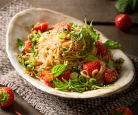 Glasnudel-Kräuter-Salat mit Ponzu-Erdbeeren und Erdnüssen