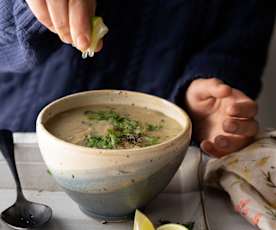 Sopa vegana de hongos, poro y arroz salvaje con pan tostado