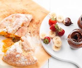 Menu: Calzone de espinafres, ricota e tomate e Fondue de chocolate com espetadas de fruta