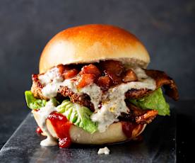 Hamburger au porc, sauce au gorgonzola et poires au marsala