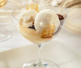 Helado de lemon curd con crujiente de piñones y caramelo de regaliz