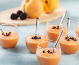 Chupitos de gazpacho de melocotón con caviar de mora