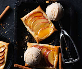Helado de canela y yogur sobre hojaldre con manzana