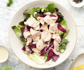 Caesar salad con salmone e radicchio