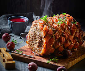 Schweinsrollbraten italienischer Art (Porchetta) mit überbackenen Gemüse