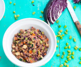 Salada de quinoa, couve, cenoura e feijão de soja