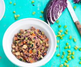 Salada de quinoa, couve, cenoura e feijão de soja