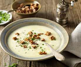 Knoblauchcremesuppe mit geröstetem Bauernbrot