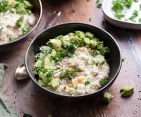 Porridge salato con uova e avocado