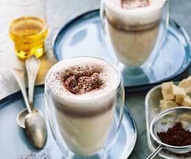 Heiße weiße Schokolade mit Vanillelikör