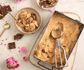 Deser lodowy z kawałkami ciastek