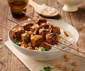 Tofu-Saté-Spieße mit Erdnuss-Sauce und Jasminreis