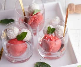 Sorbet prosecco aux fraises et boules de noix de coco