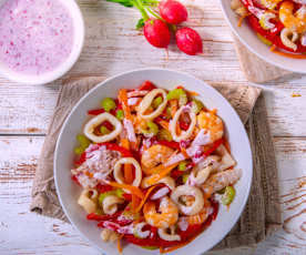 Insalata di mare con salsa allo yogurt e ravanelli