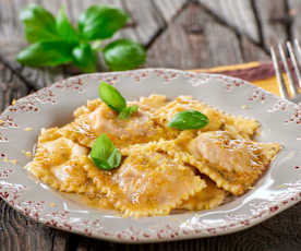 Ravioli con cuore di nduja e pesto di melanzane