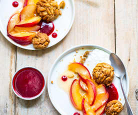 Nectarines rôties, biscuits, coulis de fruits rouges