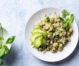 Ensalada de arroz con hierbas aromáticas, frutos secos y aguacate