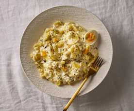 Kartoffelsalat mit Mayonnaise und Eiern