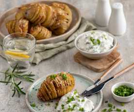 Ziemniaki Hasselback i dip z serem pleśniowym