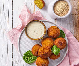 Frittelle di pane speziate con salsa Tzatziki