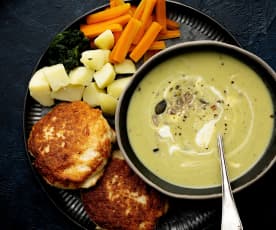 Sopa de espargos com hambúrgueres de frango e legumes a vapor