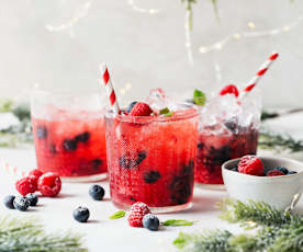 Mocktail de té kombucha con frutos rojos