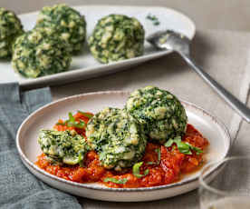 Spinatknödel auf Tomatenragout