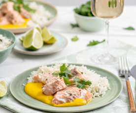 Łosoś w sosie mango curry z ziołowym ryżem