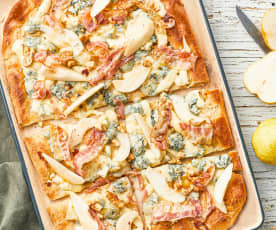 Pizza z serem pleśniowym, gruszkami i orzechami włoskimi