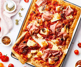 Pizza multicereali con Brie, prosciutto crudo e confettura di fichi