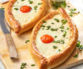 Khachapuri - georgische Käse-Ei-Brote