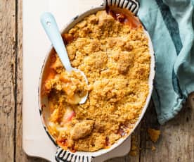 Crumble aux pêches et au romarin