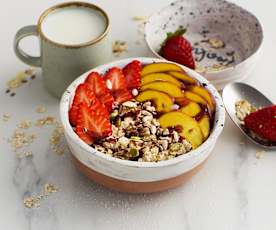 Porridge con bevanda a base di soia e frutta fresca