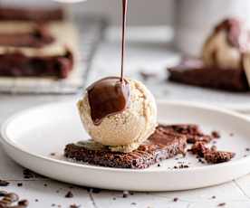 Gelado vegan de coco e café com brownies e molho de chocolate