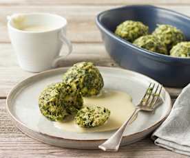 Topfenspinatknödel mit RUPP Feinster Streich Blauschimmelkäse